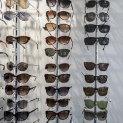 Estantería de la colección de gafas repleta de modelos distintos