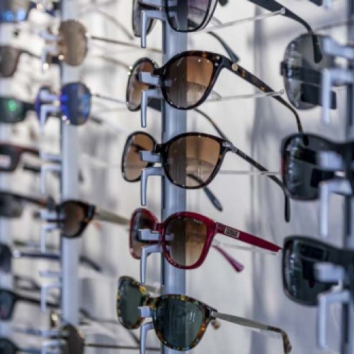 Vista en primer plano de la colección de gafas de sol disponibles en la tiendaista en primer plano de la colección de gafas de sol disponibles en la tienda